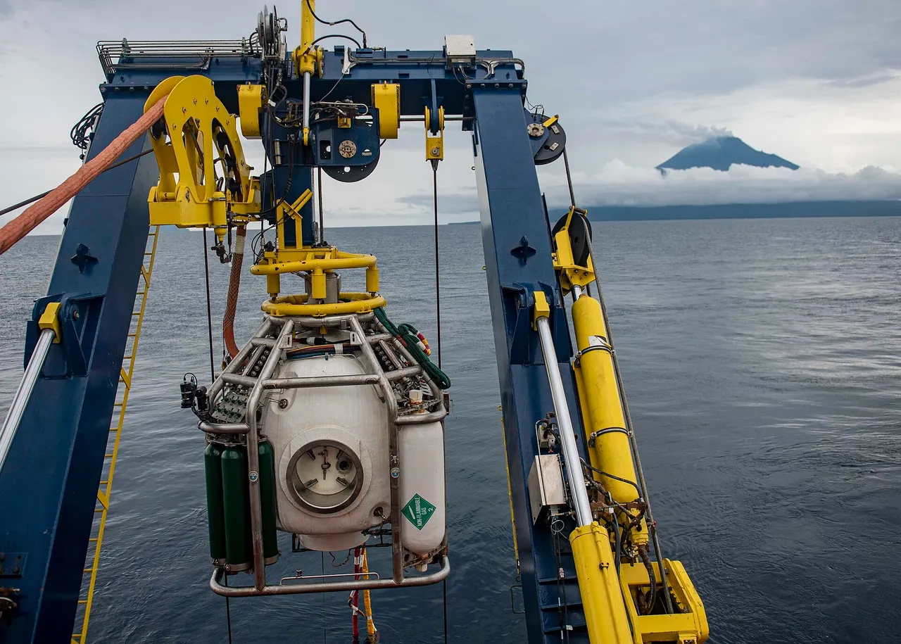 Diving bell on its launch system — Deck-to-depth transfer under constant supervision.