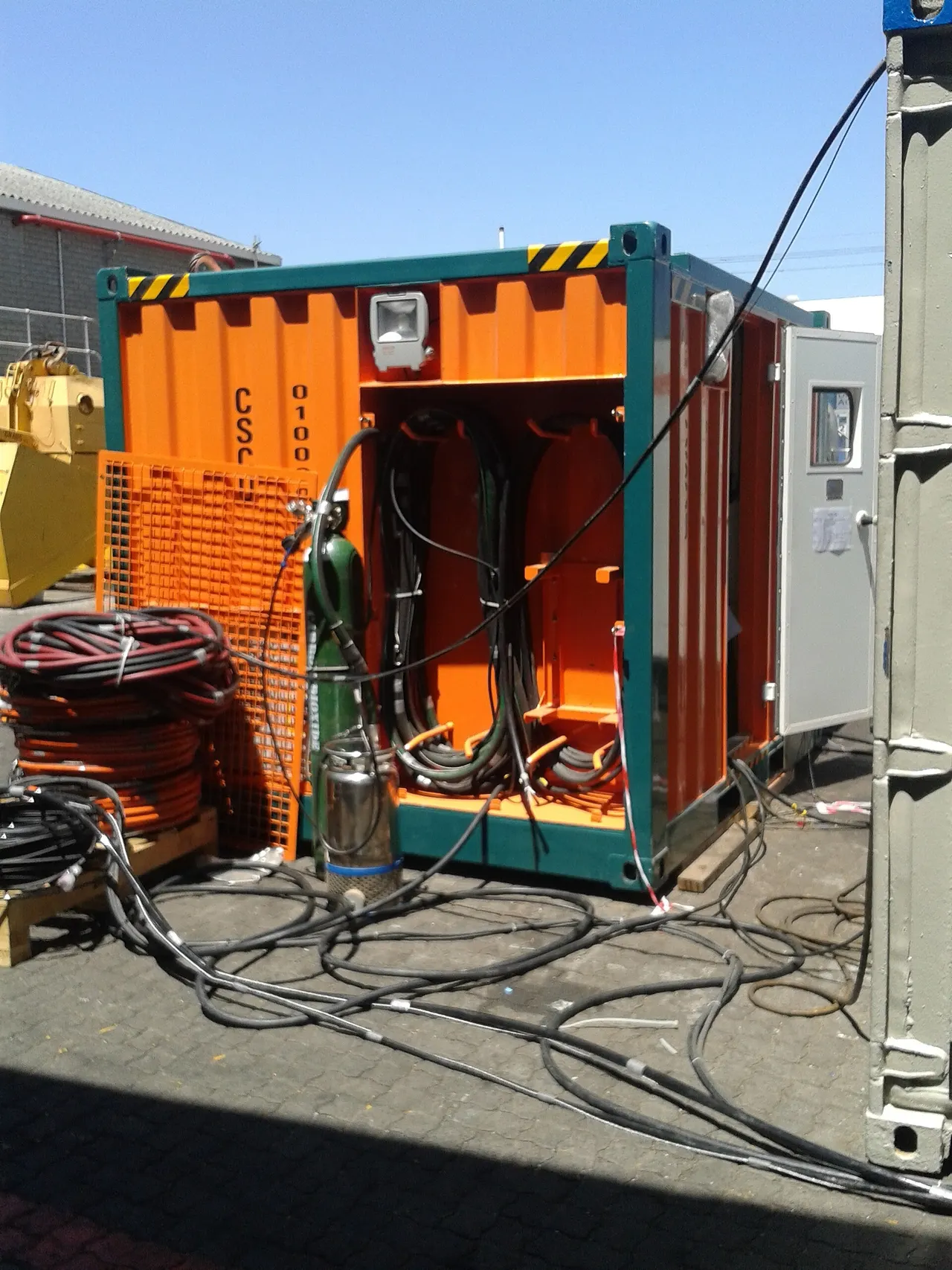 Dive control container — Umbilicals, gas and comms routed through a containerised spread.
