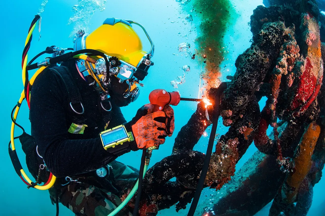 Underwater cutting — Thermal cutting on a submerged wreck.