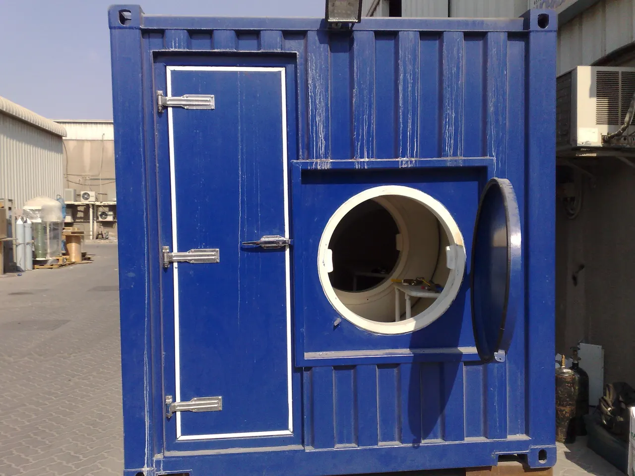 Containerised deck decompression chamber with its entry lock open
